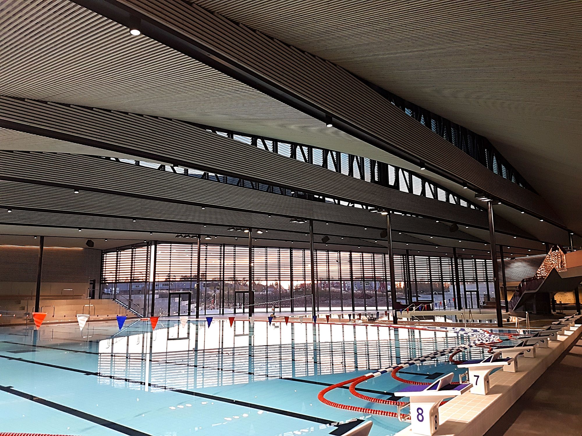 Bassin sportif dans halle couverte