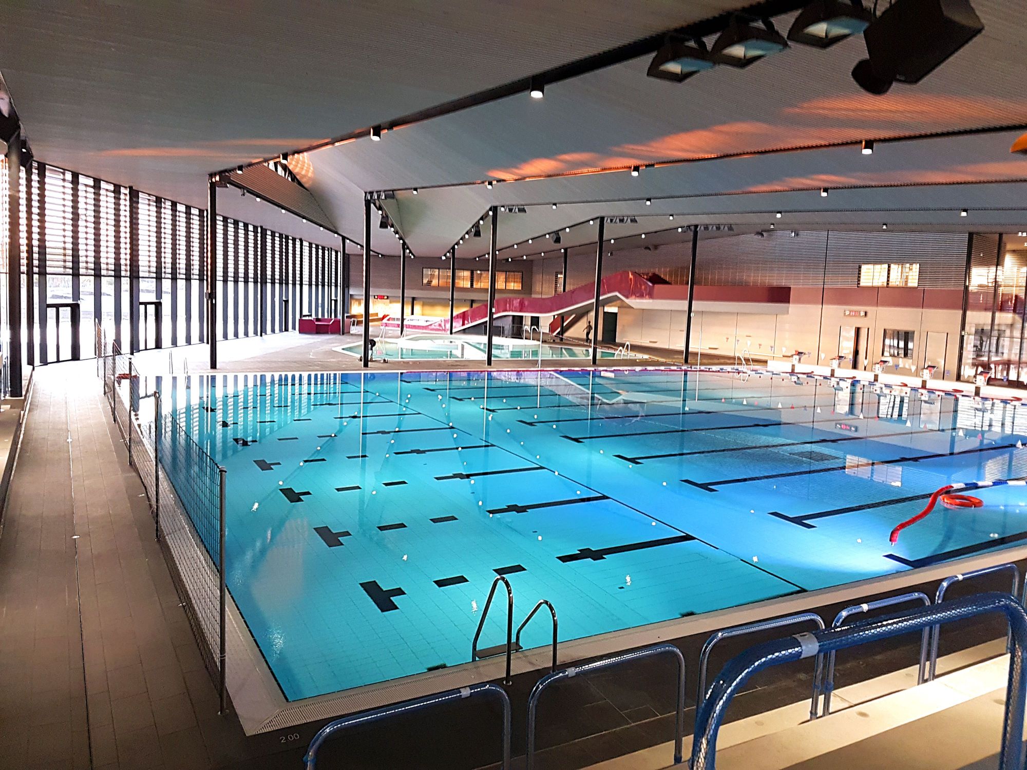 Vue générale piscine intérieure avec toboggan