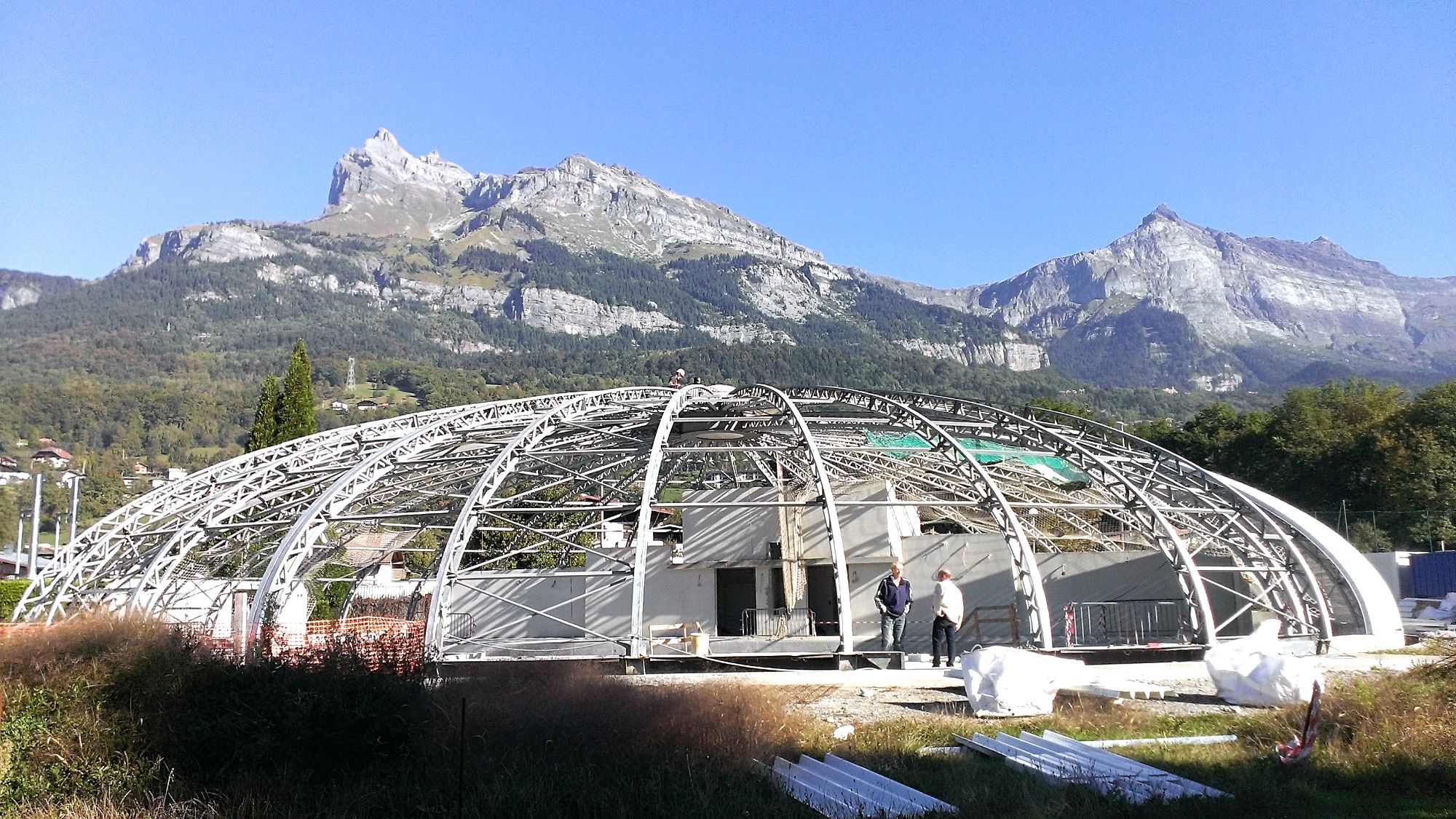 Vue intérieur du bassin de natation carrelé