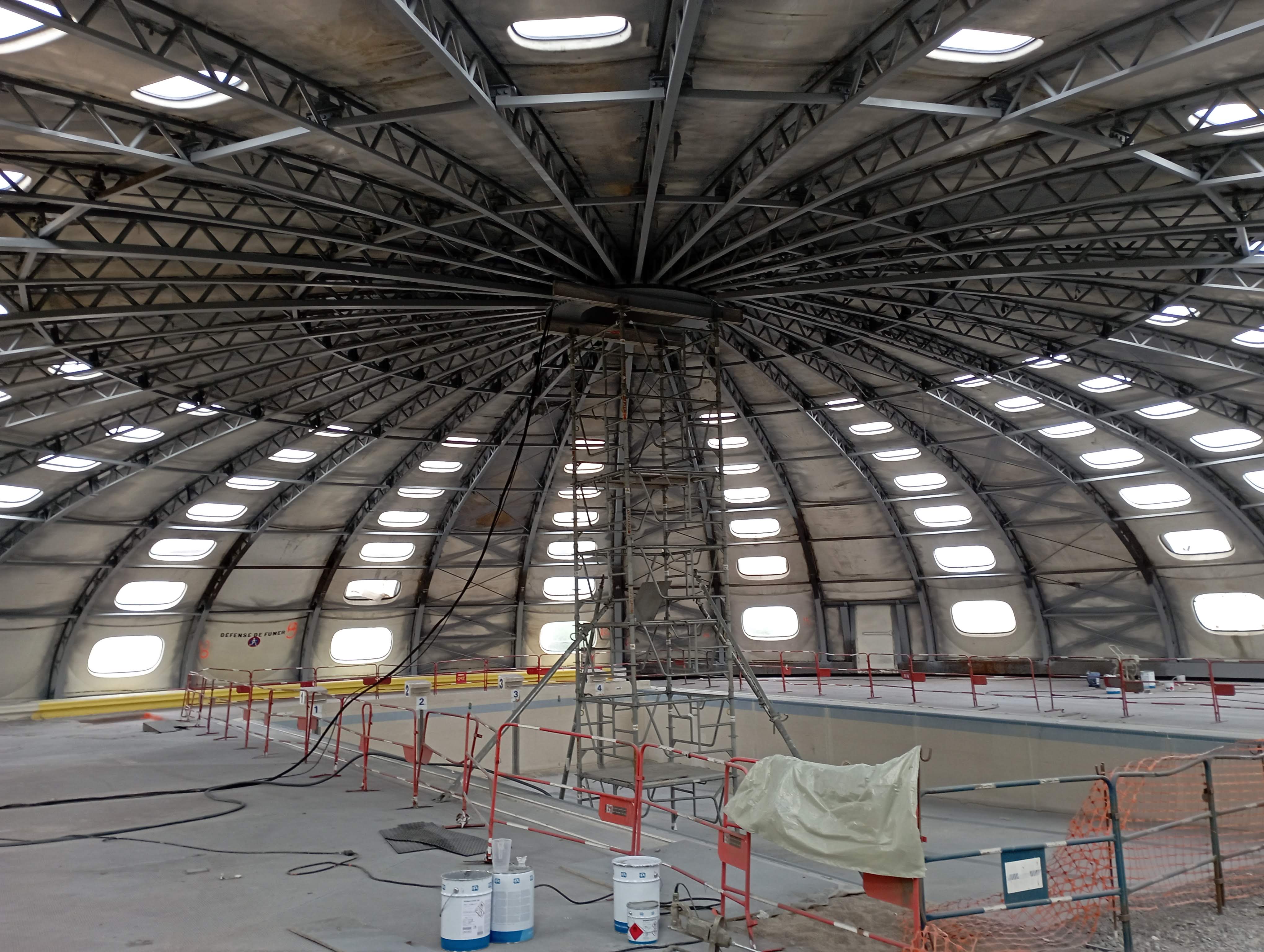 Les travaux de renforcement et mise en peinture de la charpente sont finalisés - Piscine tournesol Cours la Ville  (69)